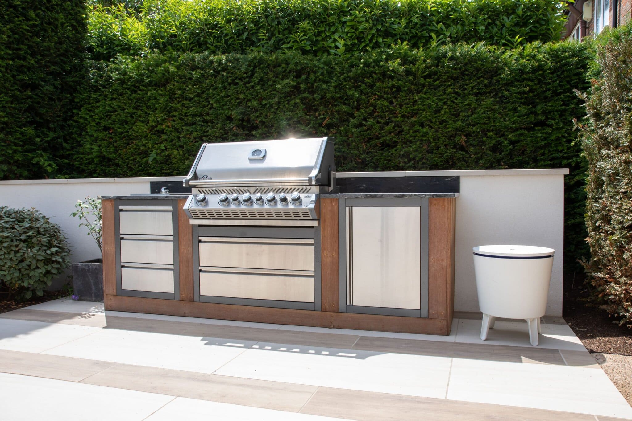 Outdoor grill with worktop space 